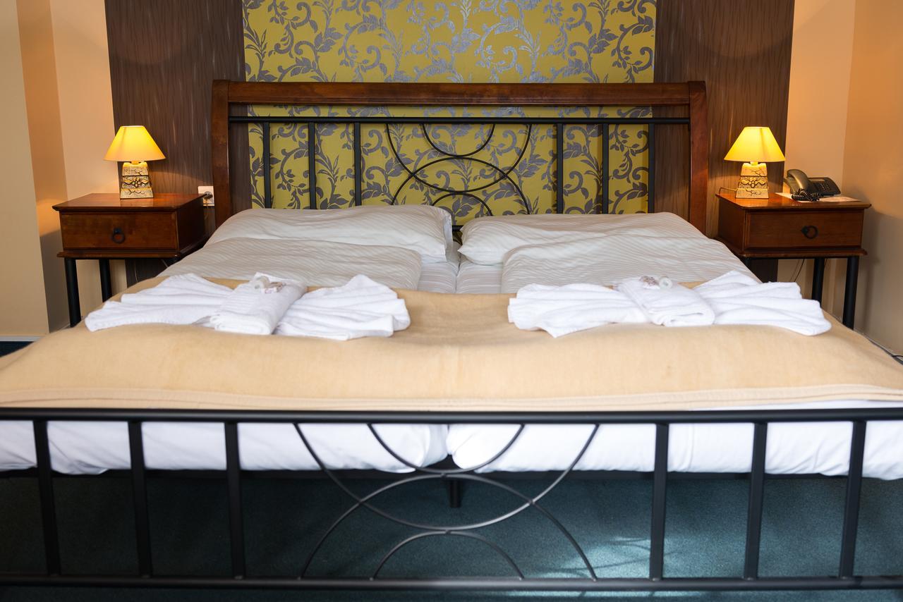 Hotel Diana โนเว เมสโต นาด วาฮอม ภายนอก รูปภาพ